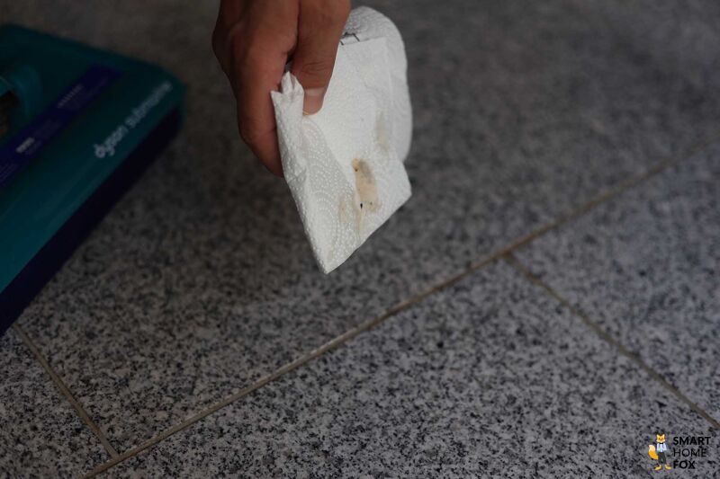 Dyson V15s Detect Submarine: Frischer Ketchupfleck gereinigt